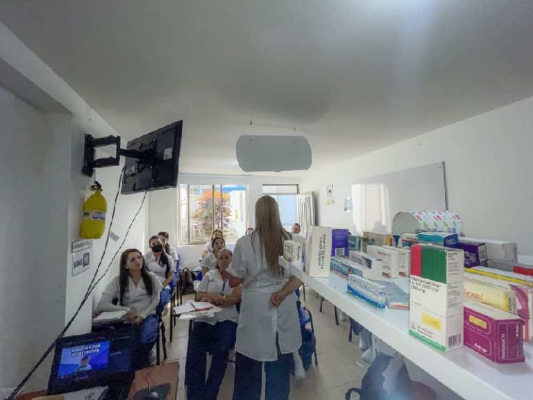 Escapereira Técnicos Laborales Área de la Salud Auxiliar en Servicios Farmacéuticos