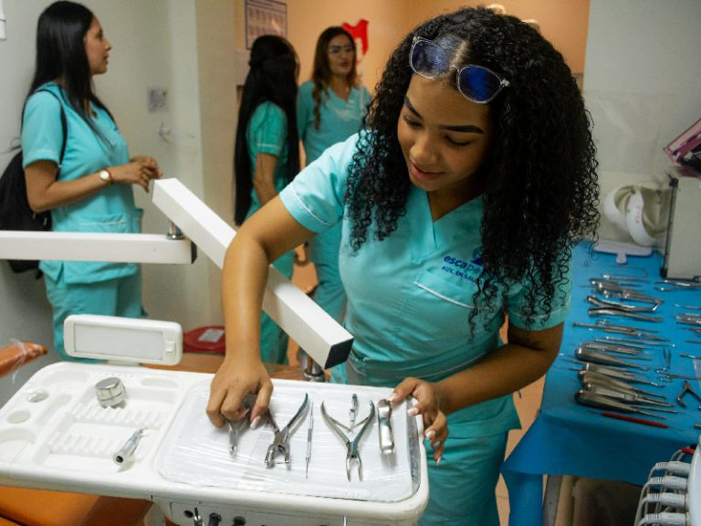 Escapereira Técnicos Laborales Área de la Salud Auxiliar en Salud Oral